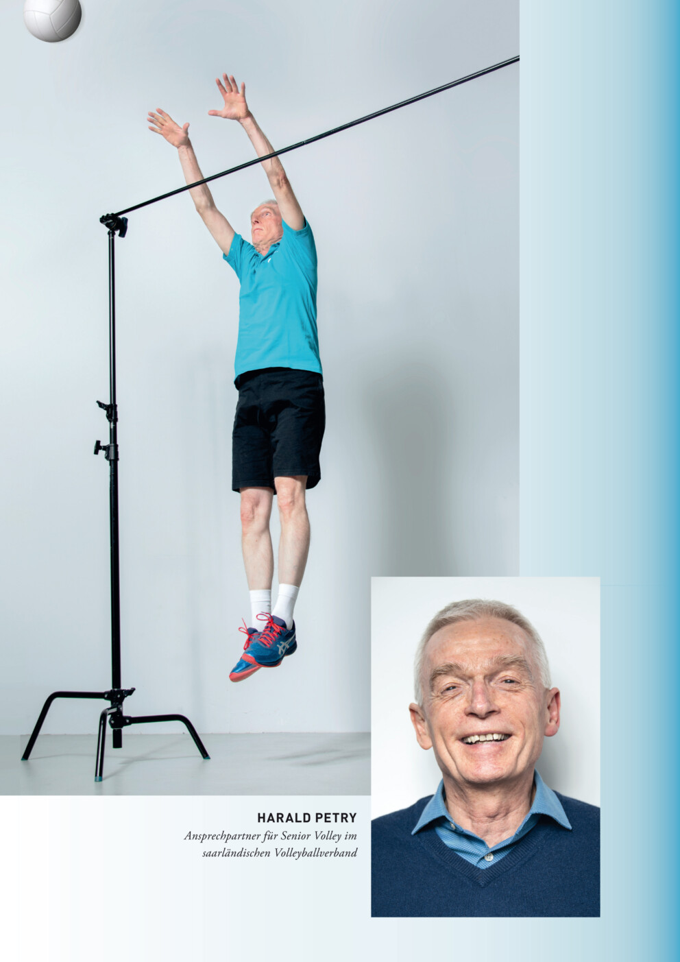 Ein älterer Mann springt nach oben und streckt beide Arme hoch, als wolle den Volleyball erreichen, der sich links oberhalb von ihm in der Luft befindet. Er trägt ein türkisfarbenes Polohemd, eine schwarze kurze Hose und Sportschuhe. Vor ihm ist ein Stativ mit zwei Stangen im rechten Winkel zueinander so aufgebaut, dass es an ein Volleyballnetz erinnert. Unten rechts zeigt ein Porträtfoto denselben Mann lächelnd. Darunter steht: „Harald Petry, Ansprechpartner für SeniorVolley im saarländischen Volleyballverband“.