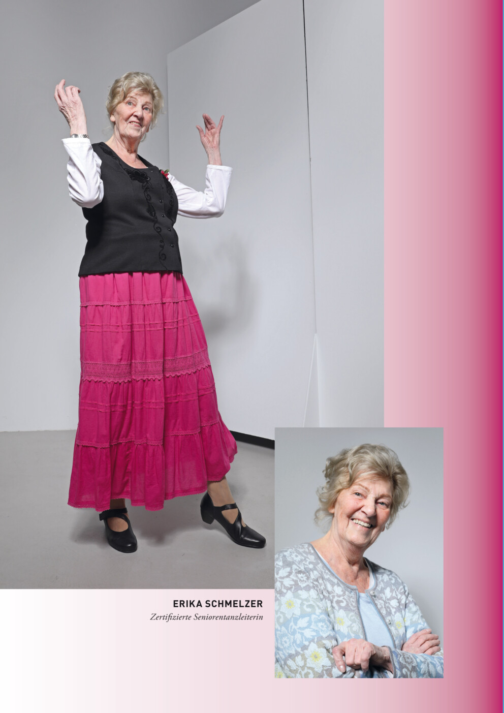 Eine ältere Frau steht mit leicht auseinanderstehenden Beinen und hebt beide Hände seitlich nach oben. Sie trägt eine weiße Bluse, eine schwarze Weste, einen langen pinken Rock und schwarze Schuhe. Unten rechts zeigt ein Porträtfoto dieselbe Frau lächelnd. Daneben steht: „Erika Schmelzer, Zertifizierte Seniorentanzleiterin“.