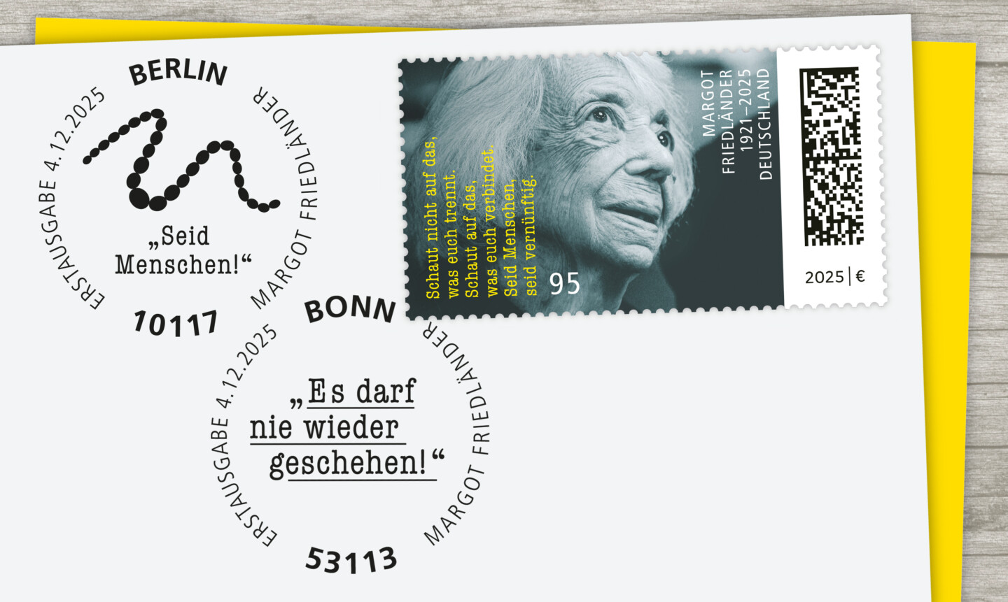 Die Grafik zeigt einen Umschlag mit einer 95-Cent-Sonderbriefmarke mit einem Schwarz-Weiß-Porträt der hochbetagten Margot Friedländer. Auf der Marke steht: „Margot Friedländer 1921–2025 Deutschland“ und das Zitat: „Schaut nicht auf das, was euch trennt. Schaut auf das, was euch verbindet. Seid Menschen, seid vernünftig.“ Auf dem Umschlag sind zwei Poststempel aus Berlin und Bonn zu sehen, die den Text: „Erstausgabe 4.12.2025“ und die Zitate „Seid Menschen!“ und „Es darf nie wieder geschehen!“ enthalten.