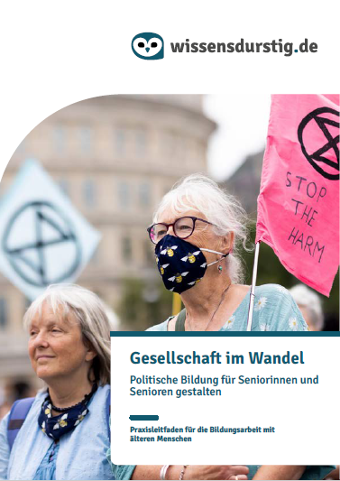 Das Cover der Publikation „Gesellschaft im Wandel. Politische Bildung für Seniorinnen und Senioren gestalten. Praxisleitfaden für die Bildungsarbeit mit älteren Menschen“ zeigt zwei ältere Frauen mit Fahnen, die das Symbol der Klimabewegung „Extinction Rebellion“ zeigen. Auf einer Fahne steht zudem „STOP THE HARM“. Eine Frau trägt eine bunte Schutzmaske.