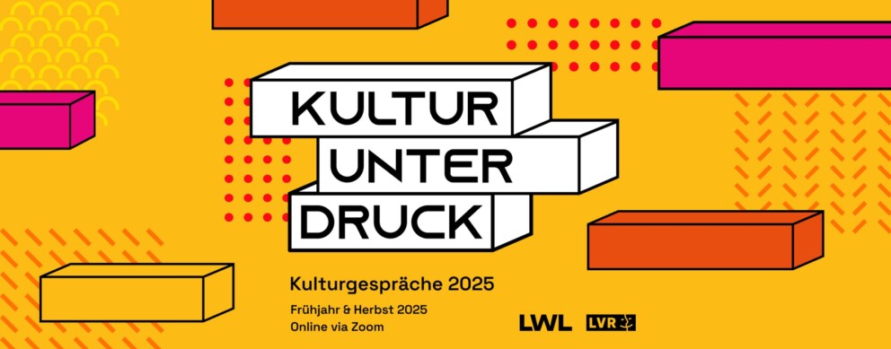 Die Ankündigungsgrafik „Kultur unter Druck“ zeigt stilisierte, übereinander gestapelte Blöcke mit den Wörtern „KULTUR UNTER DRUCK“. Darunter steht: „Kulturgespräche 2025. Frühjahr & Herbst 2025. Online via Zoom“. Rechts unten sind die Logos von LWL und LVR zu sehen.