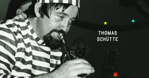 Cover des Fotobands Karneval im Altenheim. Ein als Sträfling kostümierter Mann spielt Trompete.
