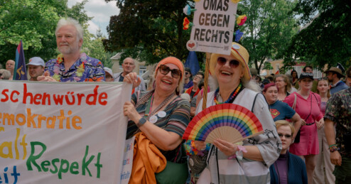 Die "Omas gegen Rechts" zeigen Regenbogenflaggen und Transparente beim CSD in Bautzen